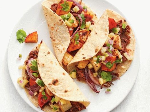 Photo Vegetarischer Tacos mit Sellerie, Süßkartoffeln und Ananassalsa