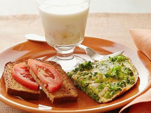 Photo Vegetarisches Frühstück: Broccoli Frittata, Toast mit Tomaten und Bananenmilch