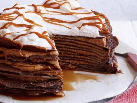 Schokoladen-Pfannkuchen-Torte mit Dolce de Leche-Creme