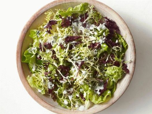 Salat in einem Dressing aus Blauschimmelkäse