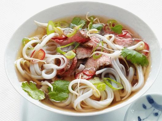 Foto der vietnamesischen Pho Bo-Suppe (Nudelsuppe mit Rindfleisch)