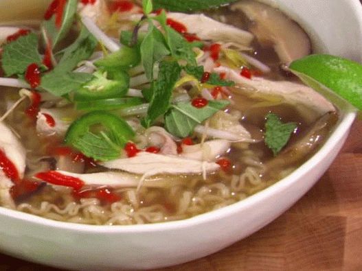 Foto der vietnamesischen Fo-Ha-Suppe (Nudelsuppe mit Hühnchen)
