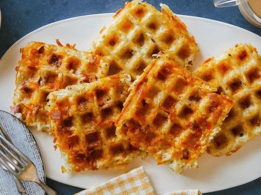 Foto des Gerichts - Hash Brown Kartoffelpuffer in einem Waffeleisen