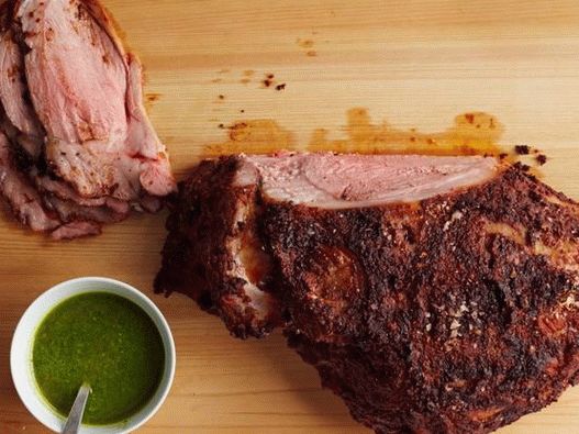 Foto des Gerichts - Gebratene Lammkeule in Paprika mit Minzsauce