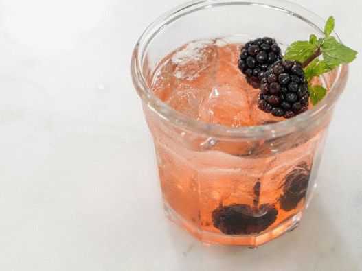Foto Apfel-Beeren-Cocktail mit Mondschein