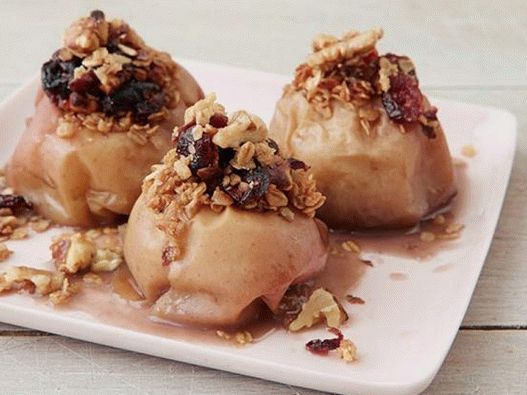 Foto Äpfel gefüllt mit Walnüssen mit Preiselbeeren in einem Slow Cooker