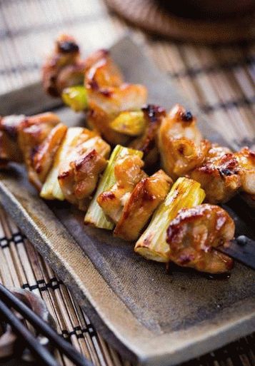 Foto von Chicken Yakitori mit Lauch (traditionelle japanische Kebabs)
