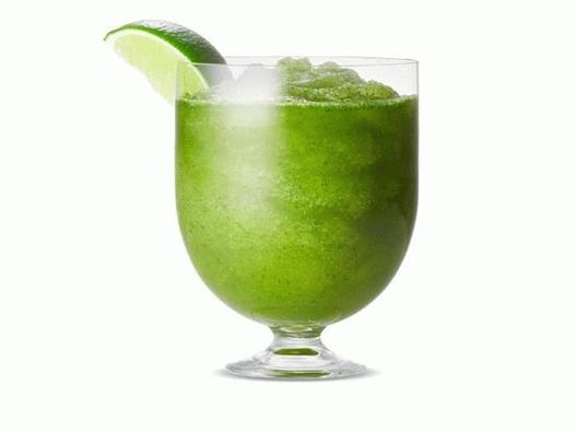 Foto von gefrorenem Caipirinha mit Minze und Basilikum