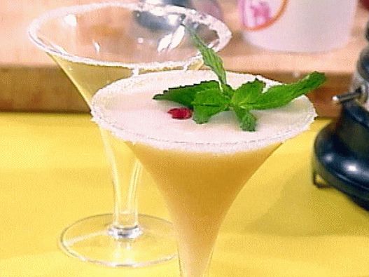 Foto von gefrorenem Champagner-Pfirsich-Cocktail