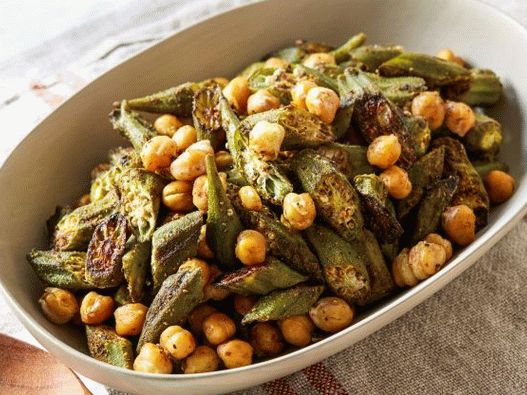 Photo Baked Okra mit Kichererbsen