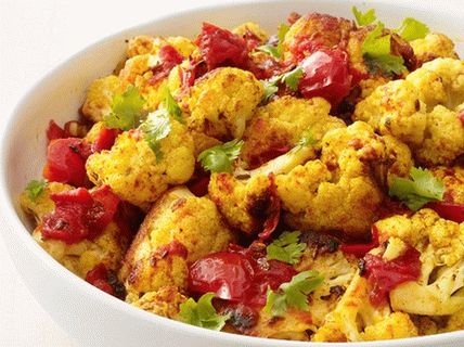 Foto gebackener Blumenkohl mit Tomaten