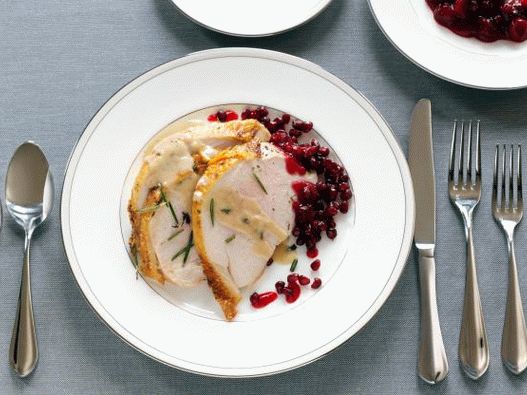 Photo Gebackene Putenbrust mit cremiger Sauce und Cranberry-Granatapfel-Sauce