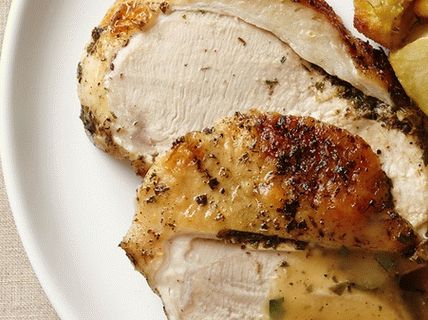 Photo Gebackener Truthahn mit Kräutern, in trockener Salzlake gesalzen