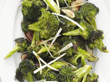 Photo Gebackener Brokkoli mit Frühlingszwiebeln