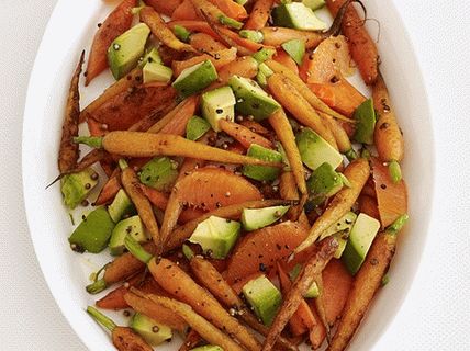 Foto gebackene Karotten mit Avocado und Orange