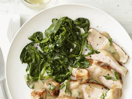 Photo Gebackenes Schweinefleisch mit Pilzsauce und Spinat