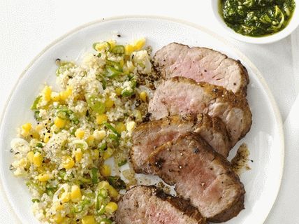 Foto von gebackenem Schweinefleisch in Gewürzen mit Quinoa