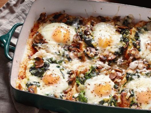 Foto von gebackenen Eiern im Ofen mit Pilzen und Spinat