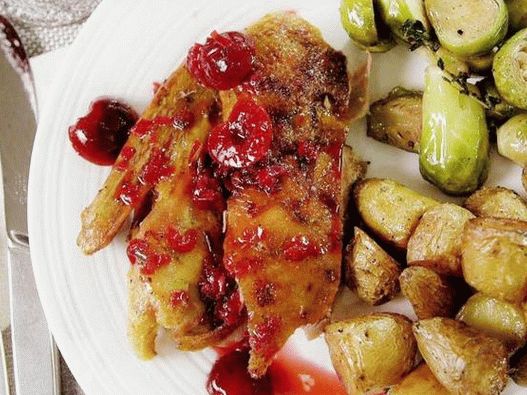 Photo Gebackene Ente mit knuspriger Kruste in Kirsch-Rosmarinsauce
