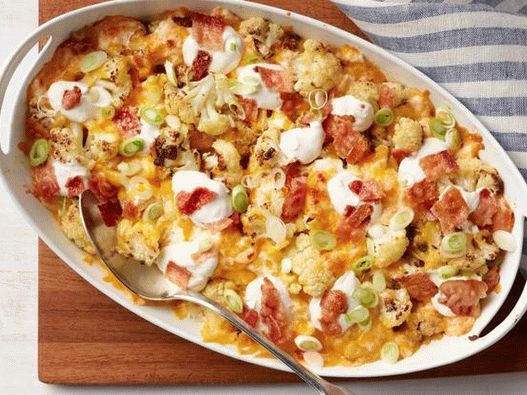Photo Blumenkohl-Auflauf mit Käse, Frühlingszwiebeln und Speck