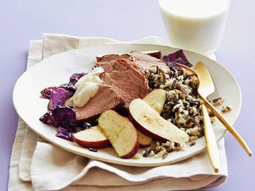 Schweinefleisch mit Kohl im Ofen mit einer Beilage aus Wildreis und würzigen Äpfeln