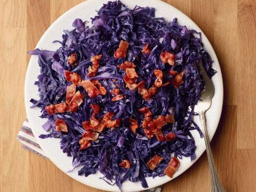 Geschmorter Rotkohl mit Speck und Kümmel in der Mikrowelle