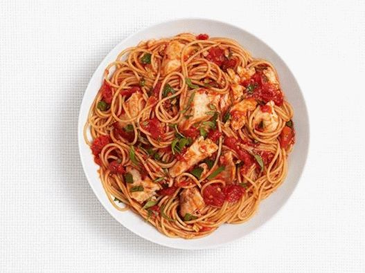 Spaghetti mit Tilapia in scharfer Tomatensauce