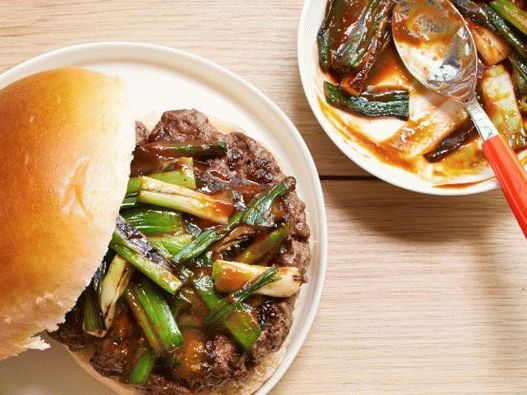 Foto von gegrillten Frühlingszwiebeln mit Hoisinsauce