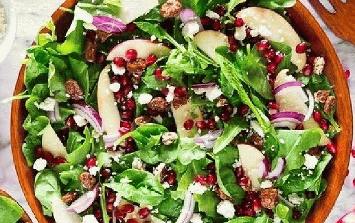 Grüner Salat mit Granatapfel