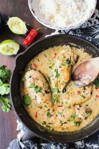 Photo Grünes Hühnchen-Curry mit Couscous-Garnitur