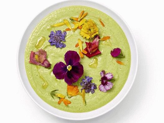 Foto Grüne Gazpacho mit essbaren Blumen