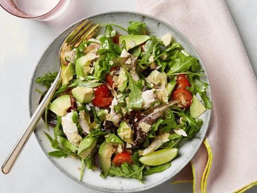 Photo Grüner Salat mit Hähnchen, Avocado und Mais