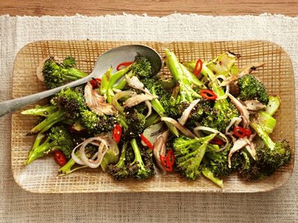 Photo Gebratener Brokkoli mit Pilzen und Chili