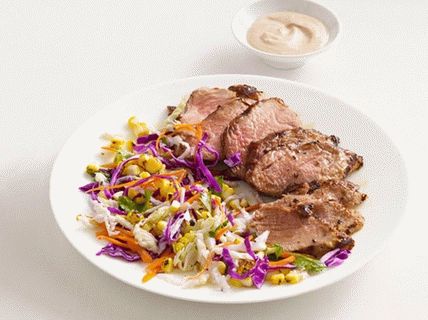 Foto von gegrilltem Schweinefleisch mit Mais-Kohl-Salat