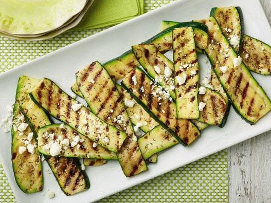 Foto gebratene Zucchini mit würzigem Salz und Feta