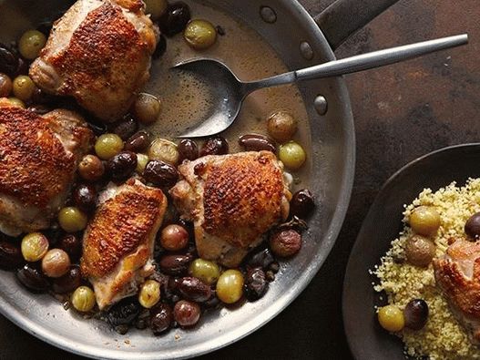Foto von gebratenen Hähnchenschenkeln mit Trauben und Oliven