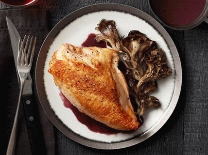 Foto von gebratenen Hähnchenbrust mit Champignons und Rotweinsauce