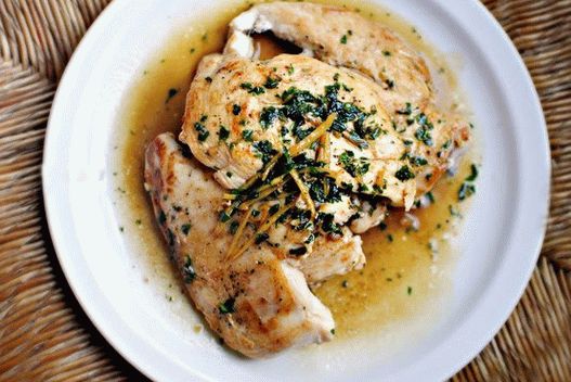 Foto von gebratenen Hähnchenbrust mit Weißweinsauce