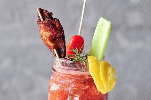 Foto von gebratenen Hähnchenflügeln in Soße