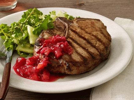 Photo Gegrillte Schweinekoteletts mit Ingwer-Pflaumen-Chutney