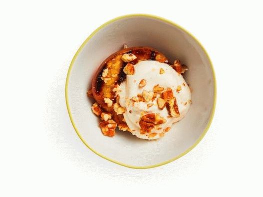 Foto von gegrillten Pfirsichen mit Schlagsahne