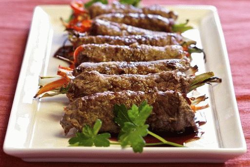 Foto von gebratenen Rinderrouladen, gefüllt mit japanischem Gemüse