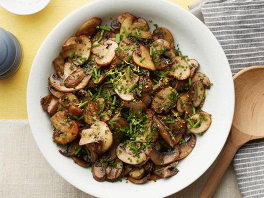 Foto gebratener Champignon mit Zitronenpfeffer