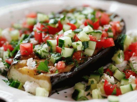 Foto von gebratenen Auberginensteaks mit Salat