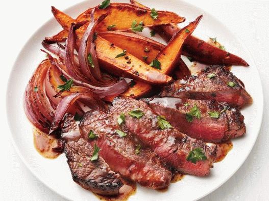 Photo Roasted Beef Steak mit Biersauce und gebackener Süßkartoffel