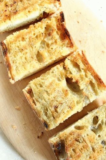 Foto von gegrilltem italienischem Brot gebraten