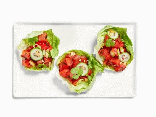 Foto von gegrillter Wassermelone in Thai-Salatblättern