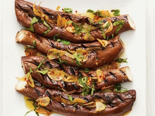 Foto von gegrillten Auberginen mit Minze