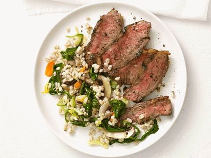 Foto von gegrilltem Beefsteak mit Perlensalat