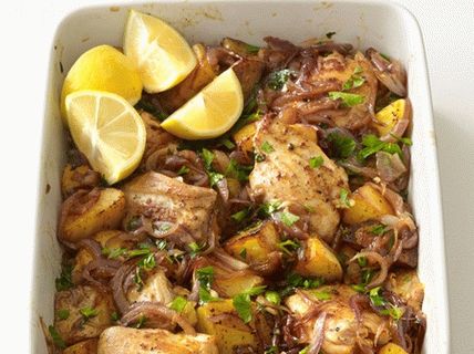 Foto von Brathähnchen und Kartoffeln in Spanisch